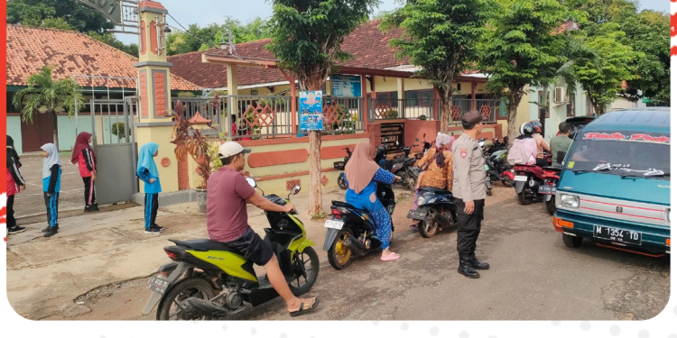 Anggota Polsek Talango Laksanakan Pengaturan Lalu Lintas Pagi Di Depan SDN TALANGO 1