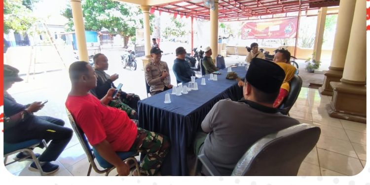 Bhabinkamtibmas Desa Palasa AIPDA R.ACH.SADATUL HAIR  bersama anggota Polsek laksanakan Jum’at Curhat di Balai Desa Palasa
