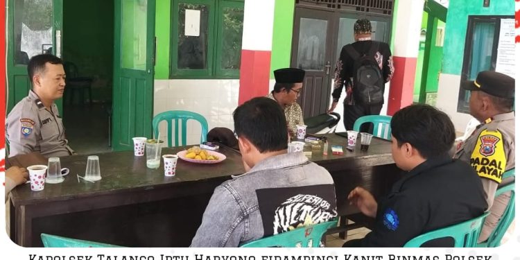 Kapolsek Talango Iptu Haryono didampingi Kanit Binmas Polsek Talango Aipda Lutfi Y Melaksanakan Kegiatan Jum’at Curhat Bersama Perangkat Desa Padike di Balai Desa Padike Kecamatan Talango
